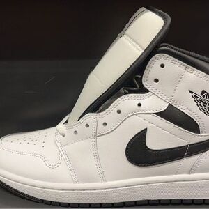 Nike Air Jordan 1 Mid Black White Mens 9.5 Retro Basketball Streetwear Sneakers